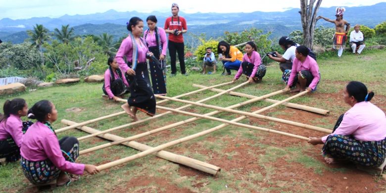 Permainan tradisional rangkuk alu di Desa Adat Melo, Liang Ndara, Manggarai Barat, Pulau Flores, NTT, Rabu (29/11/2018). 