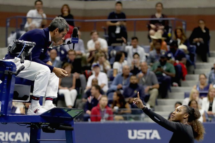 Petenis Amerika, Serena Williams, memprotes wasit Carlos Ramos setelah dikalahkan Naomi Osaka pada laga final US Open 2018 di Arthur Ashe Stadium, New York, Amerika Serikat, Minggu (9/9/2018).