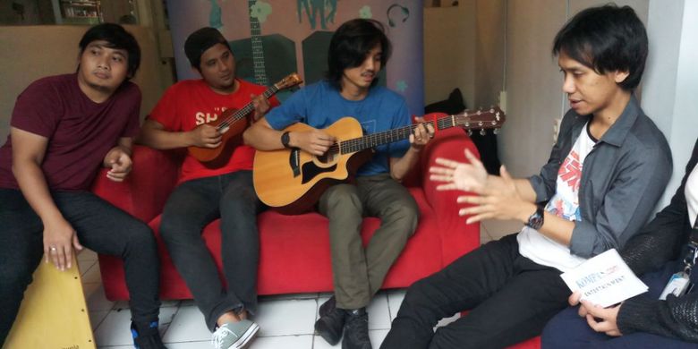 Band Sheila on 7 tampil dalam program Selebrasi (Selebritas Beraksi) yang digelar Kompas.com Entertainment di Coffeewar, Kemang, Jakarta Selatan, Selasa (30/1/2018).