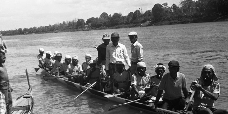 Perlombaan Bidar di Sungai Musi. Untuk merayakan HUT RI ke 40 masyarakat di pinggir Sungai Musi Palembang mengadakan lomba Bidar. Bidar adalah perahu kecil yang bisa dikayuh oleh beberapa orang.