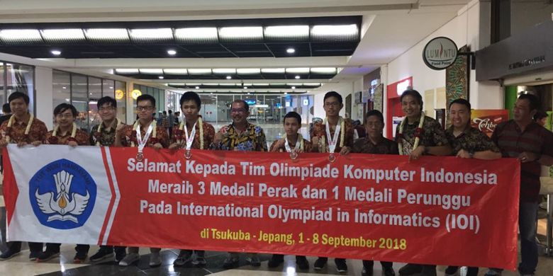 Tim Olimpiade Komputer Indonesia (TOKI) meraih 3 medali perak dan 1 perunggu dalam International Olympiad in Informatics (IOI) ke-30 yang berlangsung di Tsukuba, Jepang (1-8/9/2018).