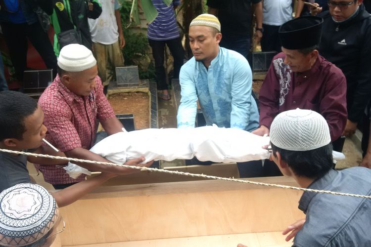 Jenazah Tri Widyantoro saat dimakamkan di TPU Kamboja Palembang, Sumatera Selatan, Sabtu (5/5/2018)