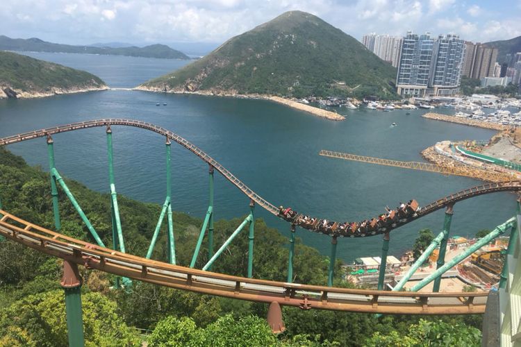 Wahana bermain Main Train di Ocean Park Hongkong. Pengunjung dapat menikmati bermain roller coaster dengan perangkat Virtual Reality (VR).