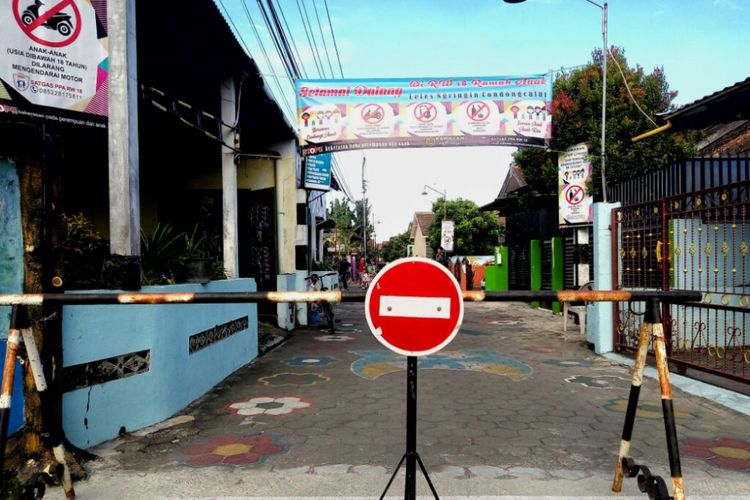 Jalan di Kampung Leles RW 18 ditutup untuk arena bermain anak-anak