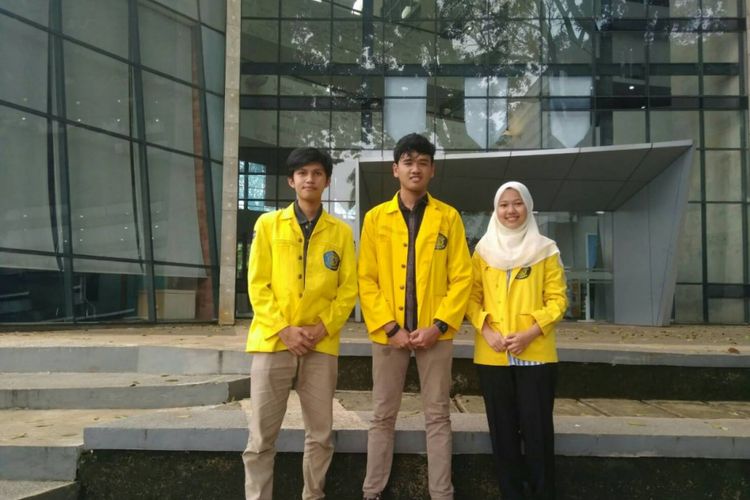 Muhamad Iqbal Januadi Putra, Fida Afdhalia, dan Diki Nurul Huda berfoto di depan Perpustakaan UI.