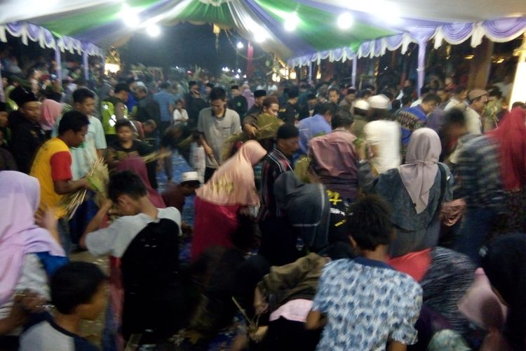 Warga berebut Nasi Ancakan yang disuguhkan oleh keluarga besar Sunan Kalijaga di Kadilangu , Demak,    Selasa (21/8/2018) malam.