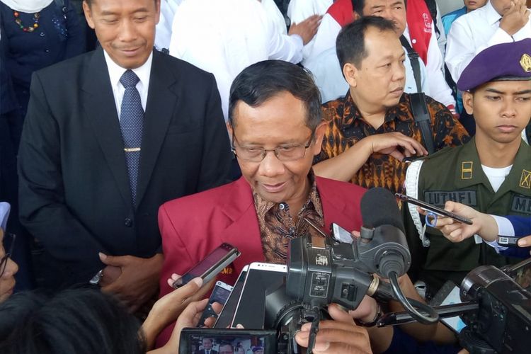 Mantan Ketua Mahkamah Konstitusi (MK) Mahfud MD usai menjadi pembicara dalam Pengenalan Studi Mahasiswa Baru (Pesmaba) Universitas Muhammadiyah Malang (UMM), Senin (3/9/2018).