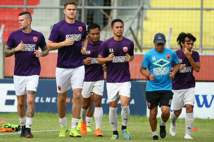 Para pemain PSM Makassar saat menjalani sesi latihan.