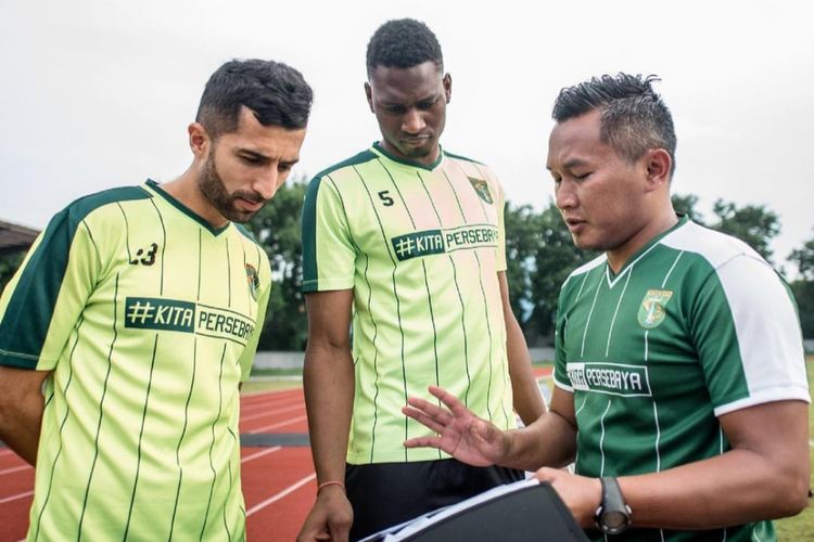 Dua pemain asing Persebaya Surabaya, Amido Balde dan Manuchekhr Dzhalilov berlatih bersama asisten pelatih fisik Rudy Eka Priyambada, Rabu (6/2/2019).