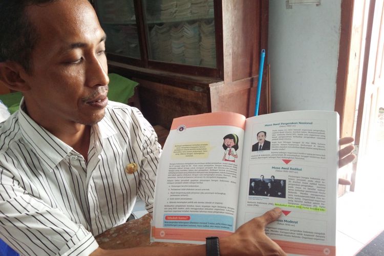 Salah satu guru di Kabupaten Jombang Jawa Timur, menunjukkan buku pegangan siswa kelas V SD/MI tema 7 berjudul Peristiwa dalam Kehidupan, Rabu (6/2/2019). Buku edisi revisi 2017 itu menuai polemik di kalangan Nahdlatul Ulama (NU).