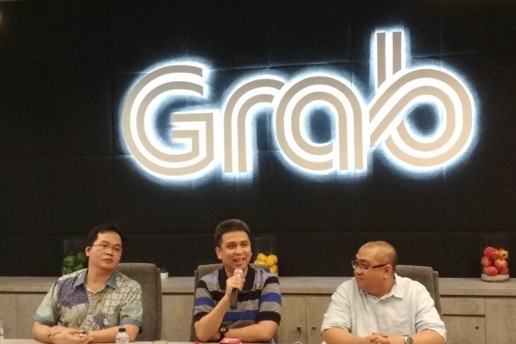 Head of Public Affairs Grab Indonesia Tri Sukma Anreianno (kiri), Managing Director Grab Indonesia Ridzki Kramadibrata (tengah), Country Marketing Director Grab Indonesia Mediko Azwar (kanan) Saat Menggelar Konferensi Pers di Kantornya, Kuningan, Jakarta, Kamis (6/7/2017). 