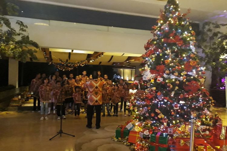 Sejumlah anak-anak panti asuhan Bina Harapan Foundation menyanyikan lagu-lagu Natal di area loby R Hotel Rancamaya Golf and Resort, Bogor, Jawa Barat, yang dihiasi pohon natal setinggi enam meter.
