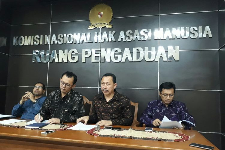 Ketua Komnas HAM Ahmad Taufan Damanik (kedua dari kanan) dalam jumpa pers bersama sejumlah komisioner lain di kantor Komnas HAM, Jakarta Pusat, Senin (22/1/2018).