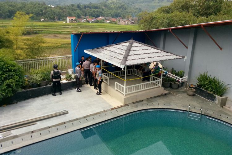 Polisi telah melakukan penggeledahan di rumah tersangka HM, Kamis (12/4/2018).  tampak petugas menemukan sebuah bunker yang berada tepat di bawah gazebo. bungker ini tempat untuk memproduksi dan meracik miras oplosan yang menewaskan puluhan orang di wilayah Cicalengka.