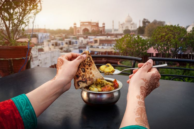 Ilustrasi makan dekat Taj Mahal di Agra, Uttar Pradesh, India