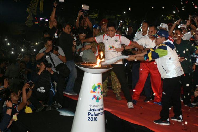Wali Kota Malang, Sutiaji saat menerima Obor Asian Games 2018 di Balai Kota Malang, Jumat (20/7/2018) malam.