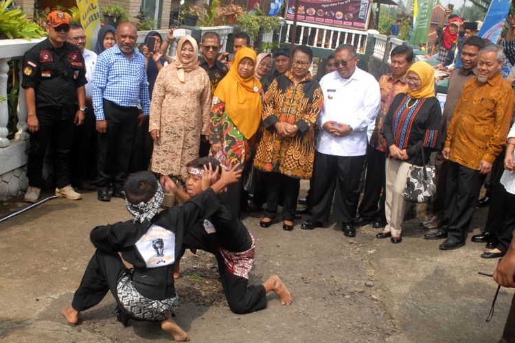 Menteri PPPA Yohana Susana Yembise (empat dari kanan) didampingi Bupati Sukabumi, Marwan Hamami (ketiga kanan) menyaksikan dua anak yang memperagakan seni bela diri pencek silat di Sukabumi, Jawa Barat, Rabu (7/11/2018).