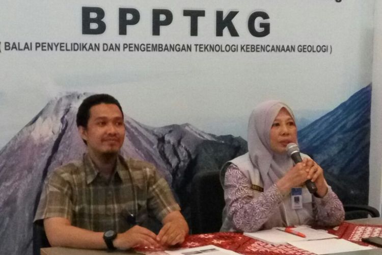 Kepala Balai Penyelidikan dan Pengembangan Teknologi Kebencanaan Geologi (BPPTKG) Yogyakarta, Hanik Humaida saat jumpa pers terkait aktivitas Gunung Merapi. 