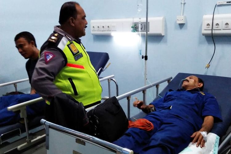 Korban kecelakaan bus Sugeng Rahayu di Kabupaten Ngawi mendapat perawatan di RS At Tin Ngawi. Akibat kecelakaan tersebut 2 penumpang dilaporkan meninggal sementar 14 lainnya mengalami luka luka.