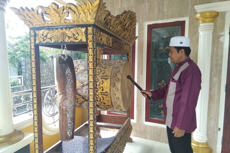 Ibrahim marbot masjid di Palembang maju sebagai caleg dari Partai Garuda. Iapun maju dengan modal minim untuk bertarung sebagai calon wakil rakyat.