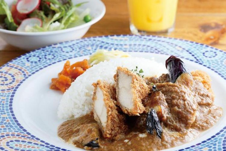 Kari kelapa dengan Potongan Daging Ayam Pedas (1.250 yen) sudah termasuk salad, tersedia pada hari kerja. Untuk menambah minuman dikenakan biaya seharga 200 yen.