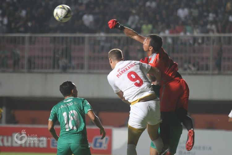 Kiper PSS Sleman, Ega Rizky (hijau), berjibaku dengan striker PSM Makassar, Eero Markkanen (putih), pada laga PSS Sleman vs PSM Makassar di Stadion Maguwoharjo, Sleman, Jumat (23/8/2019). Laga tersebut dimenangi PSS dengan skor 3-2. 