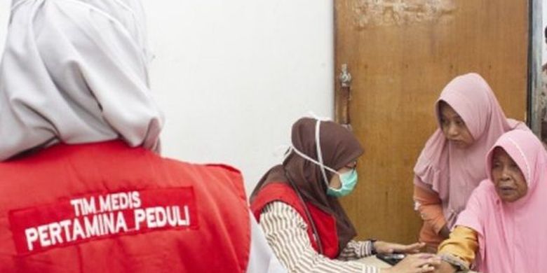 Tim medis Pertamina Peduli memeriksa kesehatan warga di Posko layanan kesehatan, Cemarajaya, Karawang, Jawa Barat, Rabu (7/8/2019)