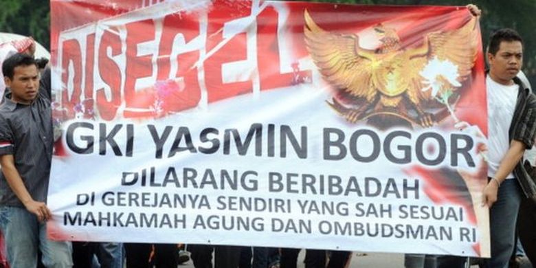 Protes penyegelan GKI Yasmin pada Januari 2012 di depan Istana Presiden, Jakarta. 