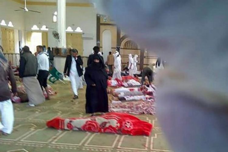 Jenazah korban serangan di Masjid Al Rawda di Sinai, Mesir dikumpulkan.