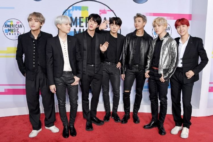 Grup musik asal Korea Selatan, BTS menghadiri American Music Awards 2017 di Microsoft Theater pada 19 November 2017 di Los Angeles, California.  