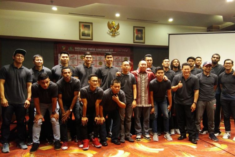 Skuat Garuda Bandung saat menghadiri konferensi pers jelang laga playoffs IBL kontra BSB Hangtuah di Nexa Hotel Bandung, Kamis (1/2/2018).