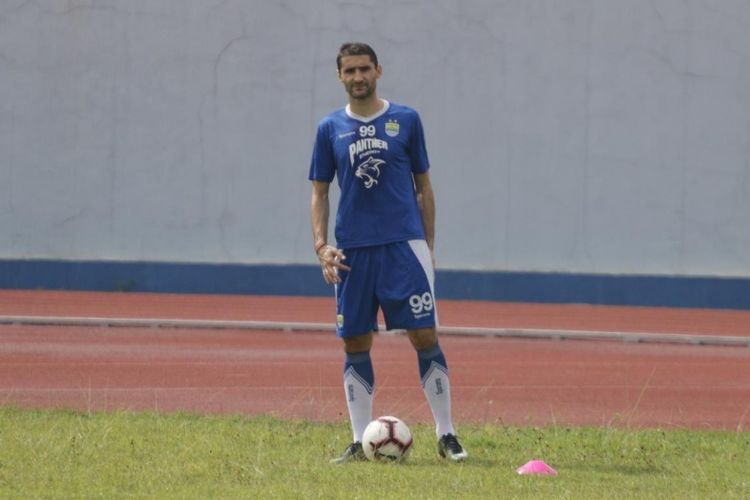 Gelandang Persib Bandung Srdjan Lopicic saat menjalani sesi latihan pagi di Lapangan Sport Jabar Arcamanik, Bandung, Senin (14/1/2019).