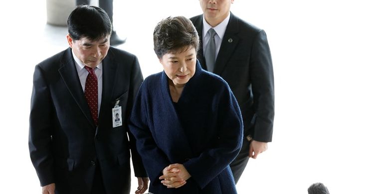 Mantan Presiden Korea Selatan Park Geun-hye (kanan) tiba di kejaksaan, Selasa (21/3/2017), untuk menjalani pemeriksaan terkait skandal korupsi.