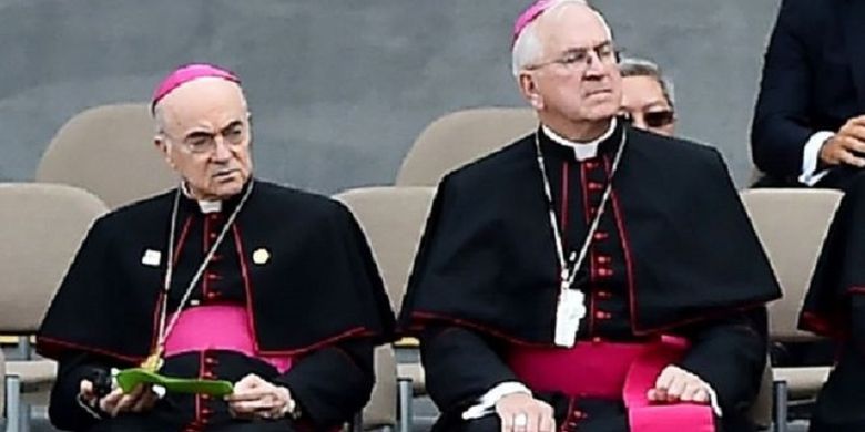 Uskup Agung Carlo Maria Vigano (kiri). Vigano merupakan pejabat Vatikan yang menerbitkan dokumen berisi tuduhan dan permintaan kepada Paus Fransiskus untuk mengundurkan diri.