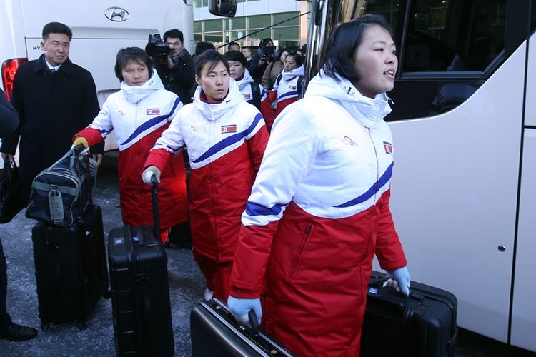 Para atlet hoki es perempuan Korea Utara yang akan tampil di Olimpiade musim dingin di Pyongcheang tiba di kantor transit dekat zona demiliterisasi yang memisahkan kedua Korea di Paju, Kamis (25/1/2018).