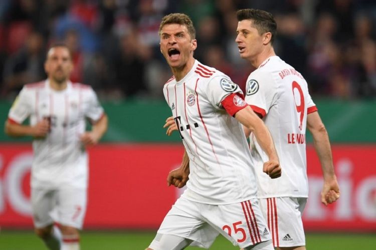 Thomas Mueller dan Robert Lewandowski merayakan gol Bayern Muenchen ke gawang Bayer Leverkusen pada pertandingan semifinal DFB Pokal di BayArena, Selasa (17/4/2018). 
