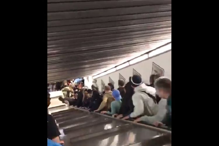 Potongan gambar dari rekaman insiden rusaknya eskalator di stasiun metro Roma yang menyebabkan puluhan orang terluka pada Selasa (23/10/2018). (Twitter/RBWorldorg)
