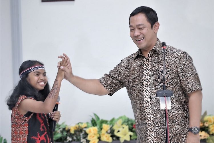 Wali Kota Semarang Hendrar Prihadi berpegangan tangan dengan siswa SMK Bagimu Negeriku asal Papua di Mijen, Selasa (3/9/2019)