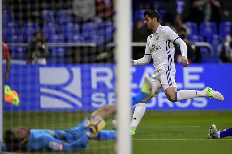 Penyerang Real Madrid, Alvaro Morata, mencetak gol dalam pertandingan La Liga melawan Deportivo La Coruna di Municipal de Riazor stadium in La Coruna, pada 26 April 2017.  