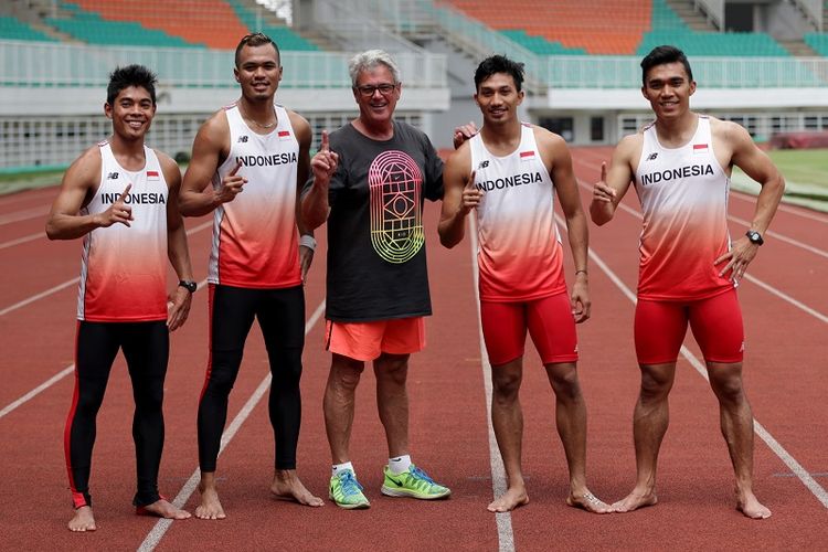 Harry Marra berfoto bersama empat atlet atletik Indonesia pada seusai sesi uji coba di Stadion Pakansari, Cibonong, Kabupaten Bogor, Sabtu (22/7/2017).