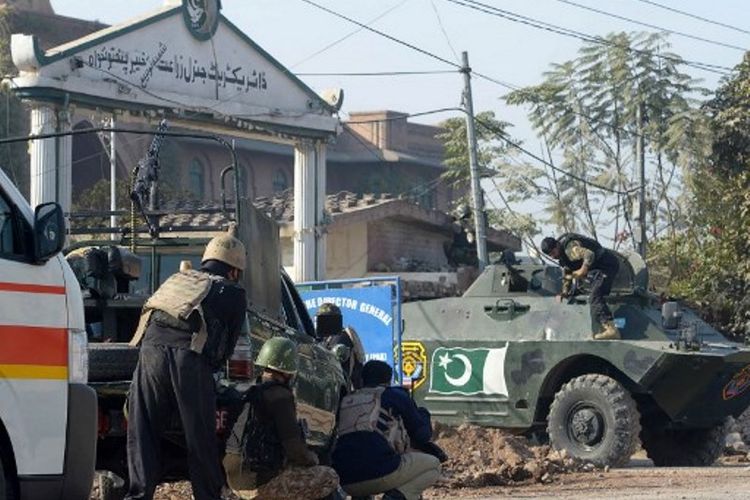 Militer Pakistan dan Kepolisian Peshawar berjaga di depan Institut Pelatihan Agrikultur. Tiga orang pemberontak Taliban menyerbu tempat itu, dan melukai setidaknya tujuh orang. (1/12/2017)