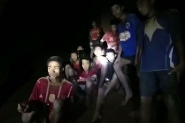 Tim sepak bola remaja di Thailand yang terdiri dari 12 remaja dan seorang pelatih ditemukan di dalam goa setelah terjebak sejak 23 Juni 2018. (AFP/AL Thailand)