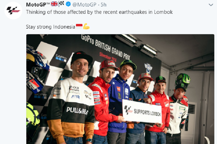 Para pebalap MotoGP menunjukkan dukungan pemulihan di Lombok akibat bencana gempa bumi, dalam sesi jumpa pers jelang GP Inggris, 24 Agustus 2018.