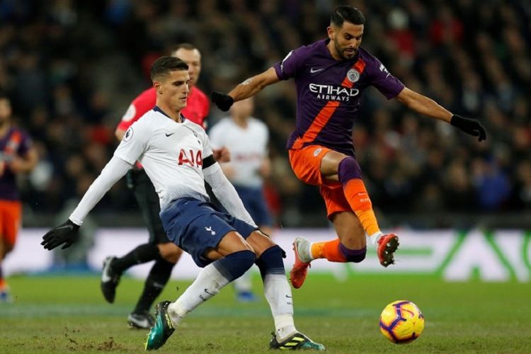 Erik Lamela mencoba menahan laju Riyad Mahrez pada pertandingan Tottenham Hotspur vs Manchester City di Stadion Wembley dalam lanjutan Liga Inggris, 29 Oktober 2018. 