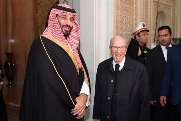 Presiden Tunisia Beji Caid Essebsi menerima kunjungan Putra Mahkota Arab Saudi Mohammed bin Salman  di istana kepresidenan di Carthage, Tunis, Selasa (27/11/2018). (AFP/Fethi Belaid)
