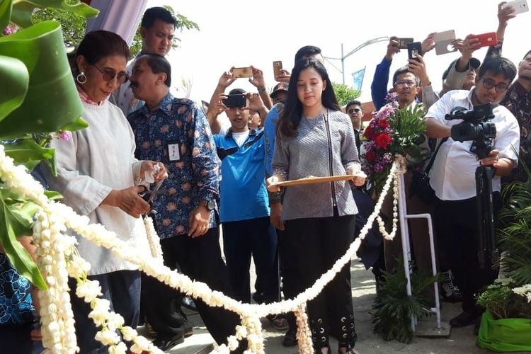 Menteri Susi Pudjiastusi saat meresmikan kapal buatan ITS di Pantai Kenjeran Surabaya
