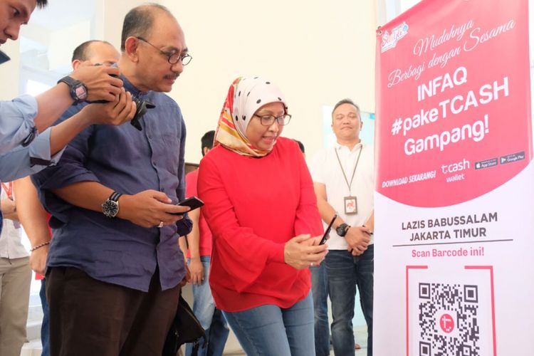 Executive Vice President Area Jabotabek Jabar Telkomsel, Ririn Widaryani saat saat meresmikan penggunaan ?Kencleng Digital? di Masjid Babussalam, Rawamangun Jakarta Timur (22/5).