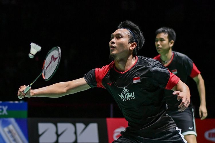 Ganda putra Indonesia Mohammad Ahsan (kiri) dan Hendra Setiawan berusaha mengembalikan kok ke ganda putra Jepang Takuro Hoki dan Yugo Kobayashi pada babak final Kejuaraan Dunia Bulu Tangkis 2019 di St. Jakobshalle, Basel, Swiss, Minggu (25/8/2019). Ahsan/Hendra keluar menjadi juara dunia ganda putra usai menang dengan skor 25-23, 9-21, 21-15.