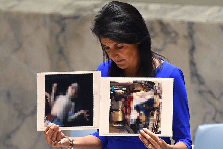 Duta Besar AS untuk PBB, Nikki Haley, menunjukkan foto-foto korban dari dugaan serangan gas beracun di Suriah, pada pertemuan darurat Dewan Keamanan PBB, Rabu (5/4/2017). Sedikitnya 72 orang tewas, termasuk 20 anak-anak akibat serangan senjata kimia tersebut.