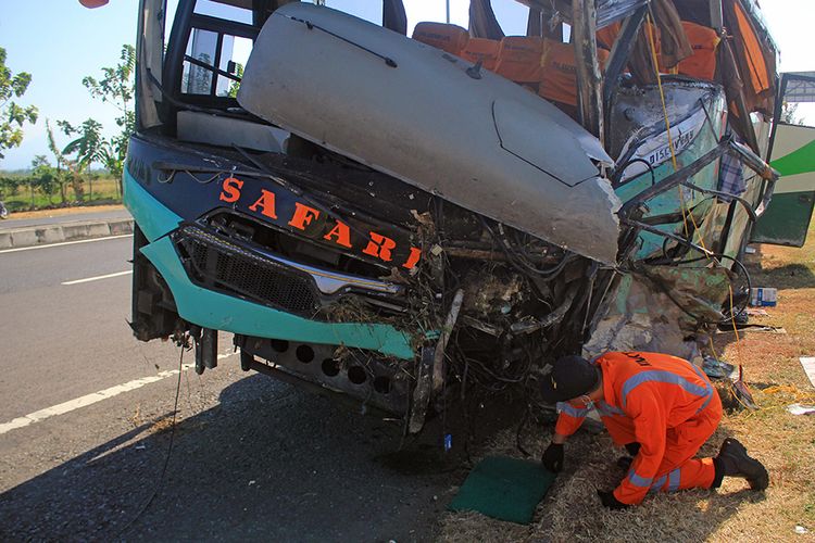 Petugas Komite Nasional Keselamatan Transportasi (KNKT) melakukan identifikasi bus Safari Lux Salatiga yang mengalami kecelakaan di Tol Cipali KM 151, Majalengka, Jawa Barat, Senin (17/6/2019). Dalam kecelakaan yang melibatkan 4 kendaraan tersebut menyebabkan sedikitnya 12 orang meninggal dunia dan 45 orang menderita luka-luka.